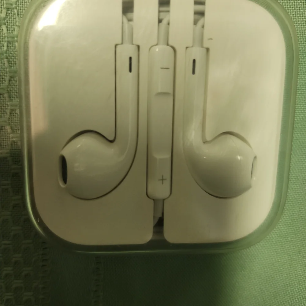 Apple White On-Ear EarPods with Inline Remote
